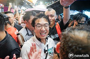 影》直擊！大雨澆不熄洋流熱情 沈伯洋師大夜市掃街又擠爆