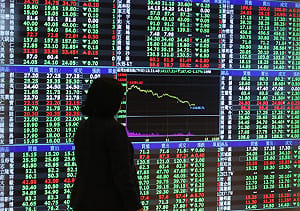韓股重挫逾3%、台股午盤反攻無力！聯發科TPU傳延後出貨 指數跌逾300點