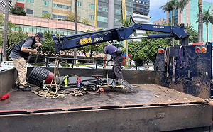 養殖業者帶2米鱷魚衝立院抗議！動保處出動吊車暫管 警依社維法究辦
