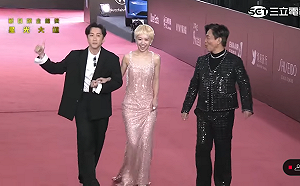 金鐘60》Lulu走紅毯「勾陳漢典入場」！甜蜜告白閃瞎眾人