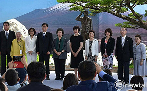 獨家》高市早苗當選日本首位女首相  安倍昭惠明率團赴高雄向安倍晉三銅像致意