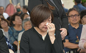 安倍昭惠強忍淚水  向安倍報告他的信徒高市早苗當選日本女首相