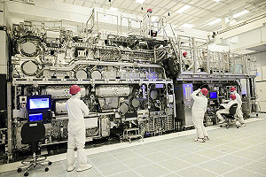 Q3淨利暴增逾1倍！ASML上修全年財測、擬再擴產 AI訂單有望排到2030年