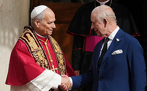 英王查爾斯三世與教宗良十四世同禱！5百年宗教裂痕「歷史性和解」