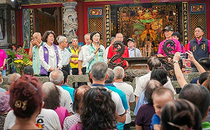 赴岡山壽天宮參香祈福. 林岱樺提四大願景打造地方新亮點