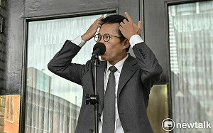 媒體人爆戴髮片是真的?黃國昌無奈撥髮自證3度喊:台媒病態成這樣