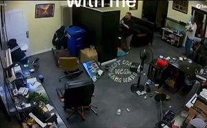 (影) 店主關門、開槍! 加州5歹徒持槍搶金店遭「反殺」 嫌犯2死3傷