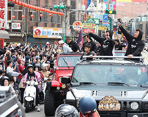 樂天桃猿封王遊行　上千粉絲擠滿會場熱情歡呼