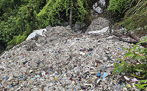 山坡變垃圾山！宜蘭遭偷倒「數十噸廢棄物」農民憂恐汙水源