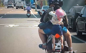 高雄離譜四貼機車「幼童懸掛半空」！網怒轟：是親生的嗎？