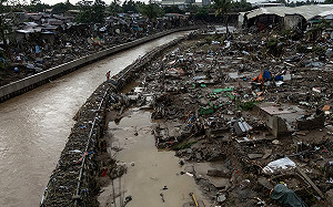 「海鷗」橫掃菲律賓 ! 救援直升機也墜毀 宿霧慘變廢墟66人罹難  越南嚴陣以待
