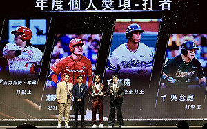 睽違30年中職頒獎典禮移師高雄   陳其邁頒發打者年度個人獎項