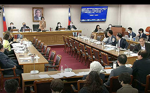 轟年改才改一半，藍白就想翻桌  律師：退休人士領得比上班族多，合理嗎？