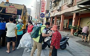 單槍匹馬追垃圾車拜票　薛兆基用腳步傾聽基層聲音  