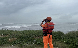 鳳凰逼近南台灣！海巡署籲勿入警戒區觀浪、打卡或直播  違者舉發開罰5至25萬