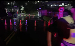 （影）鳳凰「共伴」東北季風再重創花蓮 萬榮鄉明利村又見泥水淹街道