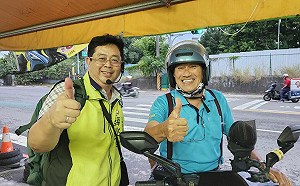 颱風前疾行拜訪左營三里     市議員參選人薛兆基提社區再生藍圖