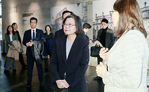 站在柏林圍牆前 蔡英文呼應沈伯洋：我們絕不會退縮