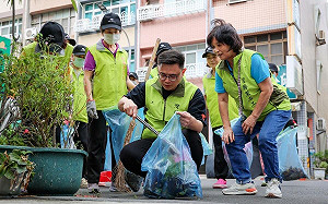 颱風後與巡守隊清理市容   賴瑞隆：向守護環境無名英雄致敬