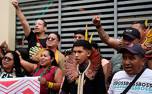 巴西COP30會場爆衝突！原民與氣候人士闖會場抗議  保全掛彩急封鎖