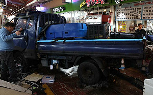 韓國重大車禍事故2死！駕駛失控暴衝市場畫面曝