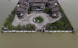 宜蘭泉月樓行館防水閘門完美擋洪水！暴雨孤島空拍爆紅　業者大方公開秘訣