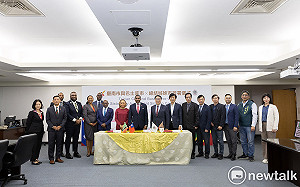 友邦聖克里斯多福及尼維斯總理德魯來訪  見證首都巴士底市與黃偉哲簽署姊妹市協定