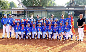 國中軟式棒球聯賽田沅羲投打俱佳　向上奪隊史首冠