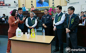 烏山頭水庫水質有清潔劑是謠言？  林燕祝請黃偉哲和官員喝複製水無人敢喝