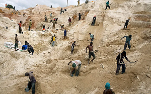 (影) 剛果礦山傳崩塌大量礦工遭活埋! 礦業部長視察還機腹著地起火 