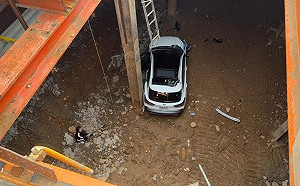 桃園婦人恍神暴衝進捷運工地！墜入8米深投料口奇蹟輕傷