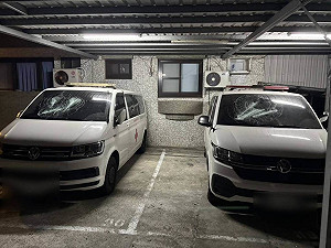 2男闖恆春旅遊醫院砸救護車　警：疑殯葬業者糾紛