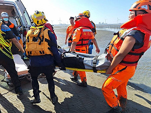 彰化伸港蚵道2釣客疑踩空落海　海巡救回命危急救中