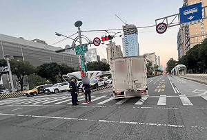 台中行人走斑馬線遭右轉貨車撞傷　警方將罰駕駛