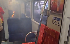 (影)真火車！台鐵區間車行動電源自燃 車廂內濃煙瀰漫引議論
