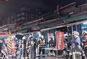 北市萬華區火警　警消救出受困男民眾送醫