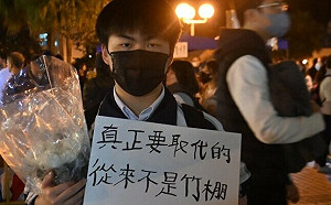 香港宏福苑大火奪128命　悼念人龍綿延數百公尺