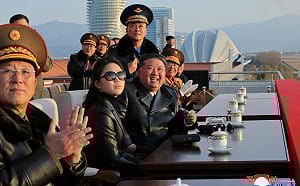 金正恩攜女出席北韓空軍80周年活動  交付新任務：遏制核戰爭