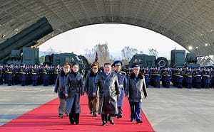 打破84天未露臉失寵傳言！ 金主愛與金正恩穿「父女裝」出席空軍活動