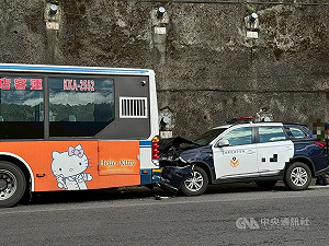 北市保大員警疑恍神撞公車　警車車頭變形無人傷