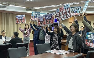 藍白封殺1.25兆國防特別條例  翁曉玲被王義川拍桌怒嗆到結巴