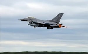 民用機突然逼近川普海湖莊園! 美軍F-16戰機緊急起飛還「射彈」