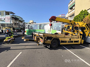 台中霧峰公車與拖吊車碰撞　3人脫困受傷送醫