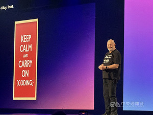 AWS技術長：開發者絕不會被AI取代　只要能進化