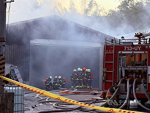 新北三峽化學工廠火煙飄硫磺味 警消撲滅籲緊閉門窗