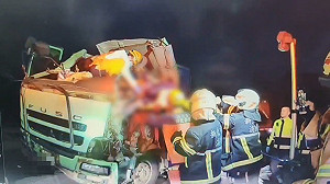 曳引車台2線衝入對向撞貨櫃車　4車事故釀1死1傷