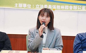 沈伯洋陪女兒散步遭錄影突襲 張雅琳：拍攝兒少違反個資和兒少法  別縱容仇恨越界