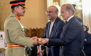 巴鐵「類政變」? 總統、總理都低頭 強人英雄穆尼爾任國防軍總司令 埋軍人干政陰影