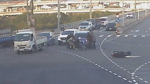 騎士疑闖紅燈碰撞卡車底　熱心路人合力抬車搶救