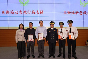 飯店董事長兄弟接力CPR救命　台北市消防局表揚